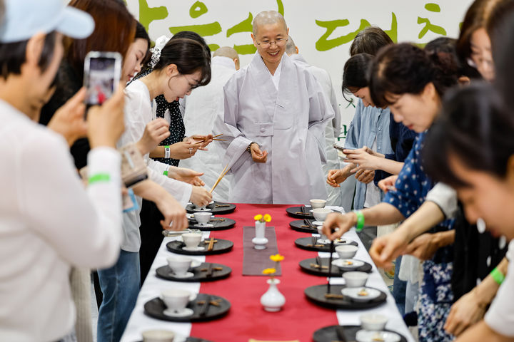 [서울=뉴시스] 7일 서울 서초구 aT센터 제1전시장에서 열린 '제4회 사찰음식 대축제'에서 사찰음식을 체험하는 방문객들 (사진=대한불교조계종 한국불교문화사업단 제공) 202506.08. photo@newsis.com *재판매 및 DB 금지