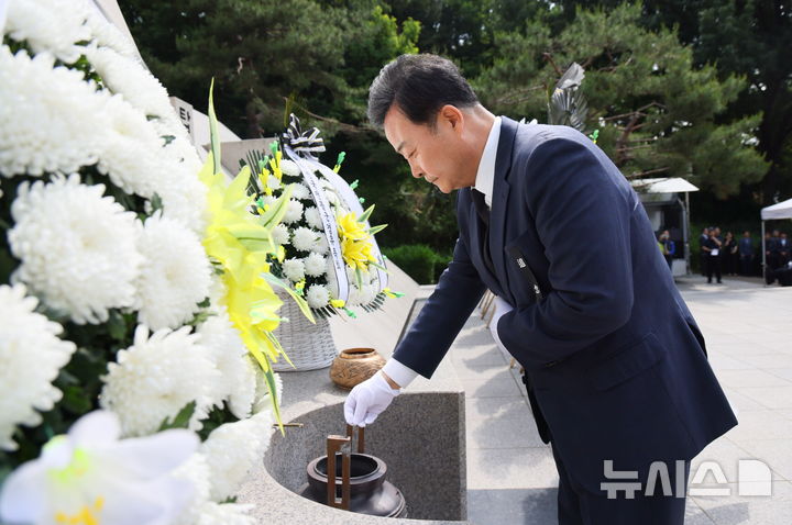 [의왕=뉴시스] 김성제 의왕시장이 제70회 현충일 추념식에 참석해 분향하고 있다. (사진=의왕시 제공).2025.06.08. photo@newsis.com