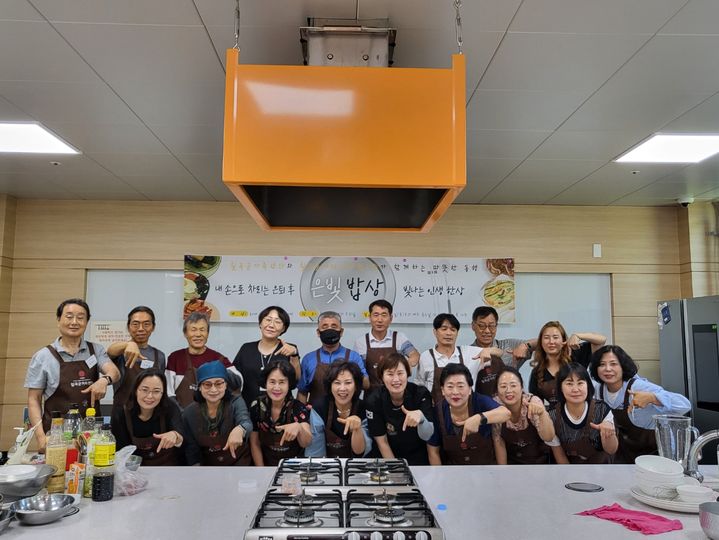 [칠곡=뉴시스] 은퇴 남성을 대상으로 한 은빛 밥상 프로그램. (사진=칠곡군 제공) 2025.06.08 photo@newsis.com *재판매 및 DB 금지