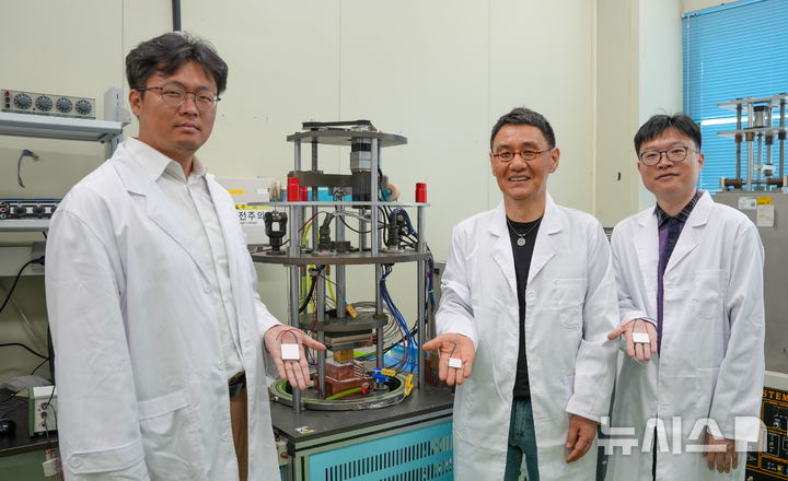[창원=뉴시스]한국전기연구원(KERI) 전기변환소재연구센터 박수동(가운데) 박사 연구팀이 개발한 '열전발전 기준 소자 3종'을 들고 포즈를 취하고 있다.(사진=한국전기연구원 제공) 2025.06.09. photo@newsis.com