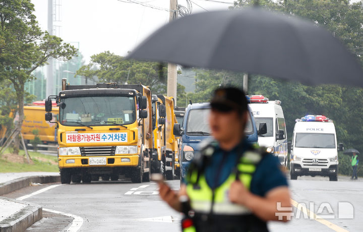 [제주=뉴시스] 우장호 기자 = 8일 오전 제주시 구좌읍 동복리 제주환경자원순환센터 진입로에서 마을주민들이 이틀째 제주도를 상대로 농경지 폐열지원사업 또는 대체 사업 추진을 요구하는 농성을 벌여 쓰레기 수거차량이 도로에 서 있다. 2025.06.08. woo1223@newsis.com
