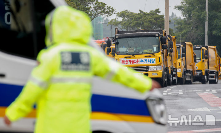 [제주=뉴시스] 우장호 기자 = 8일 오전 제주시 구좌읍 동복리 제주환경자원순환센터 진입로에서 마을주민들이 이틀째 제주도를 상대로 농경지 폐열지원사업 또는 대체 사업 추진을 요구하는 농성을 벌여 쓰레기 수거차량이 도로에 서 있다. 2025.06.08. woo1223@newsis.com