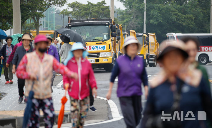 [제주=뉴시스] 우장호 기자 = 8일 오전 제주시 구좌읍 동복리 제주환경자원순환센터 진입로에서 마을주민들이 이틀째 제주도를 상대로 농경지 폐열지원사업 또는 대체 사업 추진을 요구하는 농성을 벌여 쓰레기 수거차량이 도로에 서 있다. 2025.06.08. woo1223@newsis.com