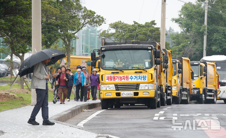 [제주=뉴시스] 우장호 기자 = 8일 오전 제주시 구좌읍 동복리 제주환경자원순환센터 진입로에서 마을주민들이 이틀째 제주도를 상대로 농경지 폐열지원사업 또는 대체 사업 추진을 요구하는 농성을 벌여 쓰레기 수거차량이 도로에 서 있다. 2025.06.08. woo1223@newsis.com