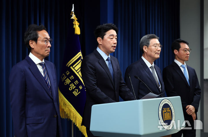 [서울=뉴시스] 최진석 기자 = 강훈식 비서실장이 8일 서울 용산구 대통령실 브리핑룸에서 이재명 대통령의 인선 관련 브리핑을 하고 있다. 왼쪽부터 우상호 정무수석, 강 비서실장, 오광수 민정수석, 이규연 홍보수석. 2025.06.08. myjs@newsis.com