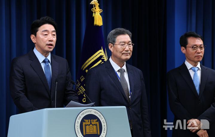 [서울=뉴시스] 최진석 기자 = 강훈식 비서실장이 지난 6월 8일 서울 용산구 대통령실 브리핑룸에서 이재명 대통령의 인선 관련 브리핑을 하고 있다. 왼쪽부터 강 비서실장, 오광수 민정수석, 이규연 홍보수석. 2025.06.08. myjs@newsis.com
