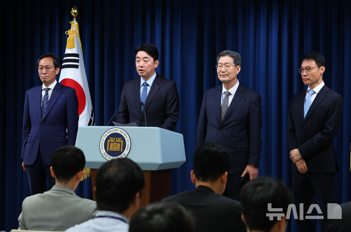[서울=뉴시스] 최진석 기자 = 강훈식 비서실장이 지난 8일 서울 용산구 대통령실 브리핑룸에서 이재명 대통령의 인선 관련 브리핑을 하고 있다. 왼쪽부터 우상호 정무수석, 강 비서실장, 오광수 민정수석, 이규연 홍보수석. 2025.06.08. myjs@newsis.com