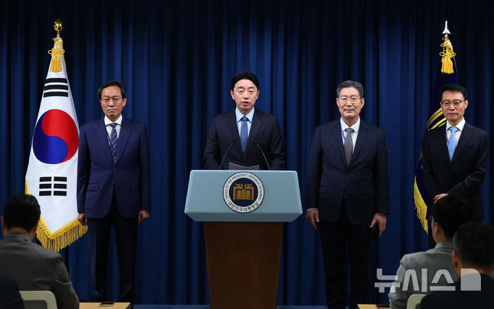 [서울=뉴시스] 최진석 기자 = 강훈식 비서실장이 8일 서울 용산구 대통령실 브리핑룸에서 이재명 대통령의 인선 관련 브리핑을 하고 있다. 왼쪽부터 우상호 정무수석, 강 비서실장, 오광수 민정수석, 이규연 홍보수석. 2025.06.08. myjs@newsis.com