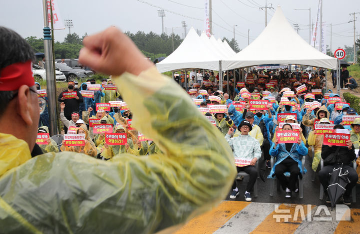 [제주=뉴시스] 우장호 기자 = 8일 오전 제주시 구좌읍 동복리 제주환경자원순환센터 진입로에서 마을주민들이 제주도를 상대로 농경지 폐열지원사업 또는 대체 사업 추진을 요구하며 이틀째 농성을 벌이고 있다. 2025.06.08. woo1223@newsis.com