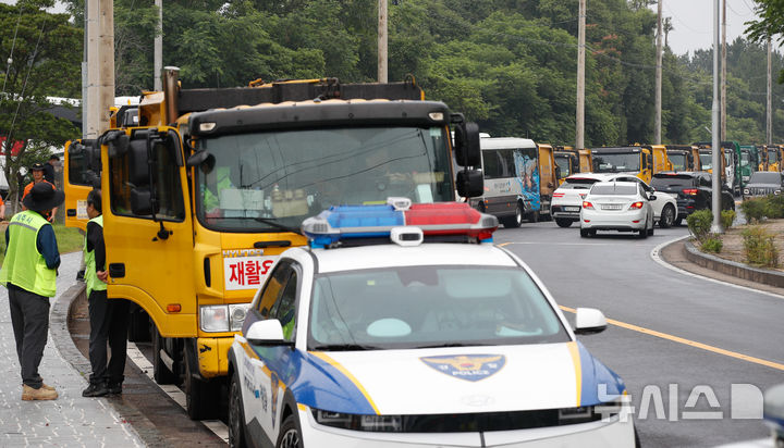 [제주=뉴시스] 우장호 기자 = 8일 오전 제주시 구좌읍 동복리 제주환경자원순환센터 진입로에서 마을주민들이 제주도를 상대로 농경지 폐열지원사업 또는 대체 사업 추진을 요구하며 이틀째 농성을 벌여 운반차량들이 도로 위에 서 있다. 2025.06.08. woo1223@newsis.com