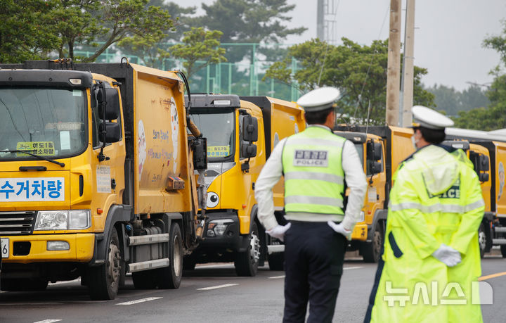 [제주=뉴시스] 우장호 기자 = 8일 오전 제주시 구좌읍 동복리 제주환경자원순환센터 진입로에서 마을주민들이 제주도를 상대로 농경지 폐열지원사업 또는 대체 사업 추진을 요구하며 이틀째 농성을 벌여 운반차량들이 도로 위에 서 있다. 2025.06.08. woo1223@newsis.com
