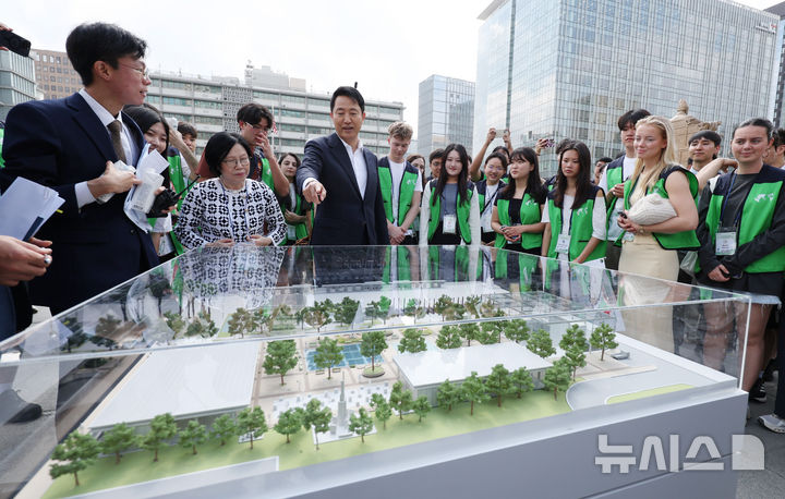 [서울=뉴시스] 김진아 기자 = 오세훈 서울시장이 8일 서울 종로구 광화문광장에서 '유엔 참전국 후손 교류캠프'에 참가 중인 6·25전쟁 참전국 후손들에게 '감사의 정원'을 소개하고 있다. 2025.06.08. bluesoda@newsis.com