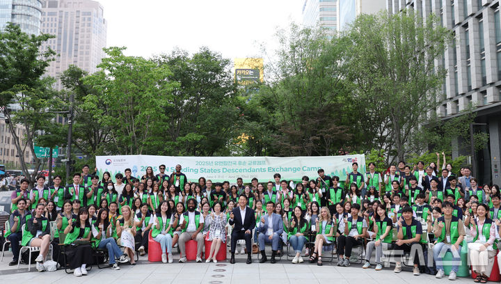 [서울=뉴시스] 김진아 기자 = 오세훈 서울시장이 8일 서울 종로구 광화문광장에서 '유엔 참전국 후손 교류캠프'에 참가 중인 6·25전쟁 참전국 후손들에게 '감사의 정원'을 소개 후 기념촬영을 하고 있다. 2025.06.08. bluesoda@newsis.com