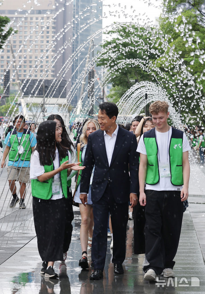 [서울=뉴시스] 김진아 기자 = 오세훈 서울시장이 8일 서울 종로구 광화문광장에서 '유엔 참전국 후손 교류캠프'에 참가 중인 6·25전쟁 참전국 후손들에게 '감사의 정원'을 소개하며 대화를 나누고 있다. 2025.06.08. bluesoda@newsis.com