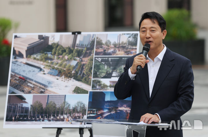 [서울=뉴시스] 김진아 기자 = 오세훈 서울시장이 8일 서울 종로구 광화문광장에서 '유엔 참전국 후손 교류캠프'에 참가 중인 6·25전쟁 참전국 후손들에게 '감사의 정원'을 소개하고 있다. 2025.06.08. bluesoda@newsis.com