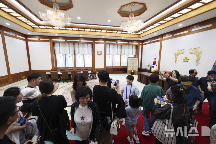 [서울=뉴시스] 김근수 기자 = 이재명 대통령이 대통령 집무실을 다시 청와대로 이전할 방침인 가운데 8일 서울 종로구 청와대 대통령 집무실에서 시민들이 관람하고 있다. 2025.06.08. ks@newsis.com