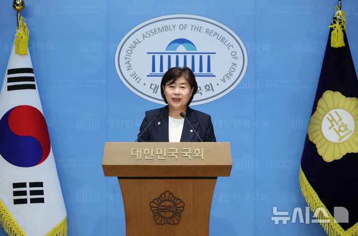 [서울=뉴시스] 고승민 기자 = 차기 더불어민주당 원내대표 선거에 출마하는 서영교 의원이 지난 8일 서울 여의도 국회 소통관에서 기자회견을 하고 있다. 2025.06.08. kkssmm99@newsis.com