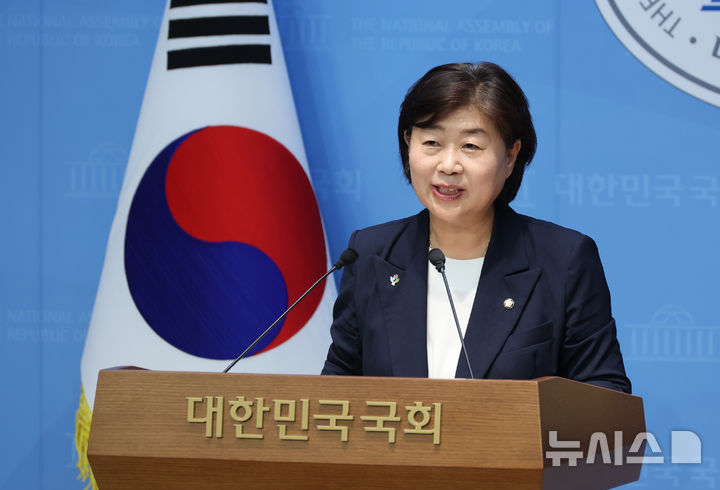 [서울=뉴시스] 고승민 기자 = 차기 더불어민주당 원내대표 선거에 출마하는 서영교 의원이 8일 서울 여의도 국회 소통관에서 기자회견을 하고 있다. 2025.06.08. kkssmm99@newsis.com