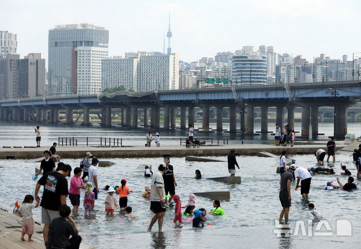 [서울=뉴시스] 고승민 기자 = 무더운 날씨를 보인 8일 서울 여의도 물빛광장을 찾은 시민들이 즐거운 시간을 보내고 있다. 2025.06.08. kkssmm99@newsis.com
