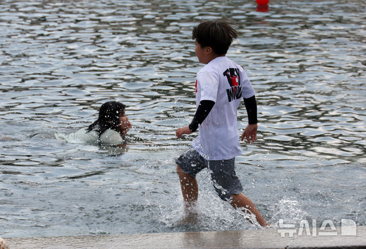 [서울=뉴시스] 고승민 기자 = 무더운 날씨를 보인 8일 서울 여의도 물빛광장을 찾은 시민들이 즐거운 시간을 보내고 있다. 2025.06.08. kkssmm99@newsis.com