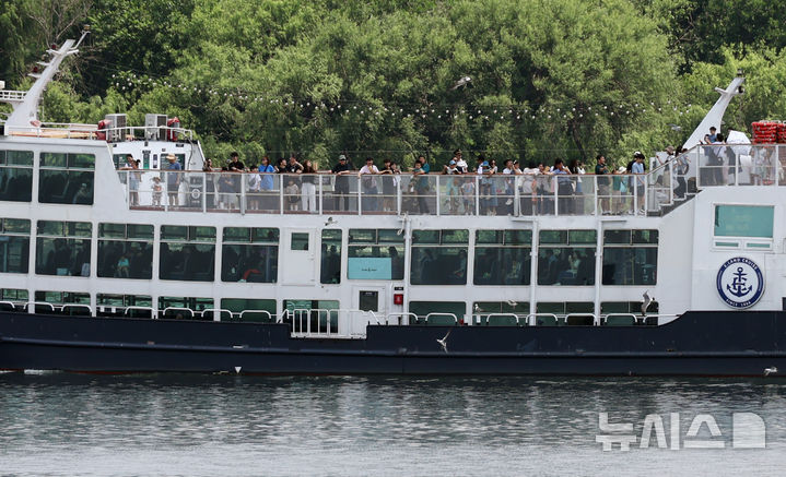 [서울=뉴시스] 고승민 기자 = 무더운 날씨를 보인 8일 서울 여의도 한강 인근에서 시민 및 관광객이 유람선을 타고 있다. 2025.06.08. kkssmm99@newsis.com