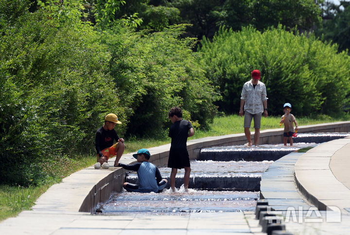 [서울=뉴시스] 고승민 기자 = 무더운 날씨를 보인 8일 서울 여의도 물빛광장을 찾은 시민들이 즐거운 시간을 보내고 있다. 2025.06.08. kkssmm99@newsis.com