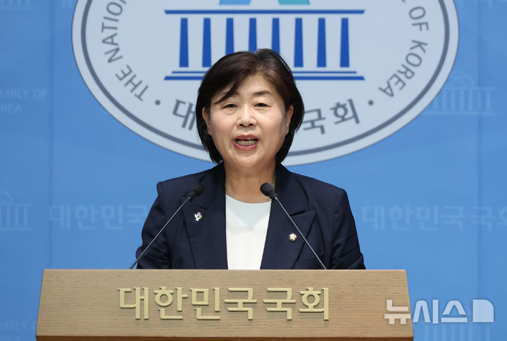 [서울=뉴시스] 고승민 기자 = 차기 더불어민주당 원내대표 선거에 출마하는 서영교 의원이 8일 서울 여의도 국회 소통관에서 기자회견을 하고 있다. 2025.06.08. kkssmm99@newsis.com