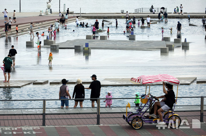 [서울=뉴시스] 고승민 기자 = 무더운 날씨를 보인 8일 서울 여의도 물빛광장을 찾은 시민들이 즐거운 시간을 보내고 있다. 2025.06.08. kkssmm99@newsis.com