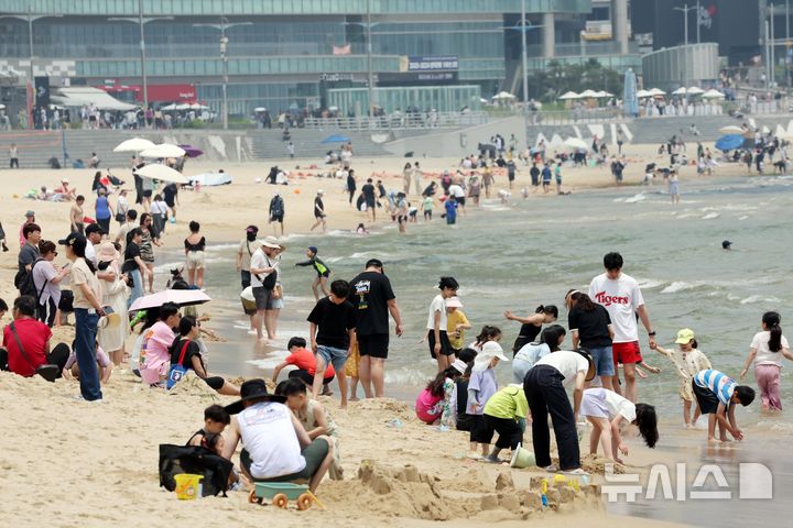 [부산=뉴시스] 하경민 기자 = 전국에 무더운 날씨가 이어진 8일 부산 해운대구 해운대해수욕장을 찾은 시민과 관광객들이 물놀이를 즐기고 있다. 2025.06.08. yulnetphoto@newsis.com