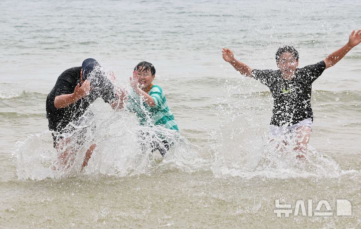 [부산=뉴시스] 하경민 기자 = 전국에 무더운 날씨가 이어진 8일 부산 해운대구 해운대해수욕장을 찾은 학생들이 물놀이를 즐기고 있다. 2025.06.08. yulnetphoto@newsis.com