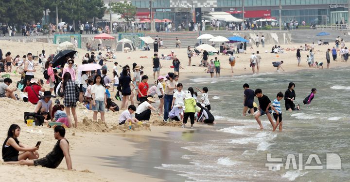 [부산=뉴시스] 하경민 기자 = 전국에 무더운 날씨가 이어진 8일 부산 해운대구 해운대해수욕장을 찾은 시민과 관광객들이 물놀이를 즐기고 있다. 2025.06.08. yulnetphoto@newsis.com