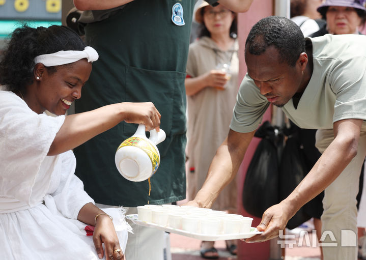 [서울=뉴시스] 김진아 기자 = 8일 서울 노원구 공릉역 일대에서 열린 '제3회 경춘선 공릉숲길 커피축제'에서 에티오피아의 분나 마프라트 시연이 열리고 있다.&nbsp; '커피 여행'을 주제로 열린 이번 축제에서는 케냐, 과테말라, 엘살바도르 등 세계 20여 개국의 커피를 맛보고 각국의 고유한 커피 문화도 체험해볼 수 있다. 2025.06.08. bluesoda@newsis.com
