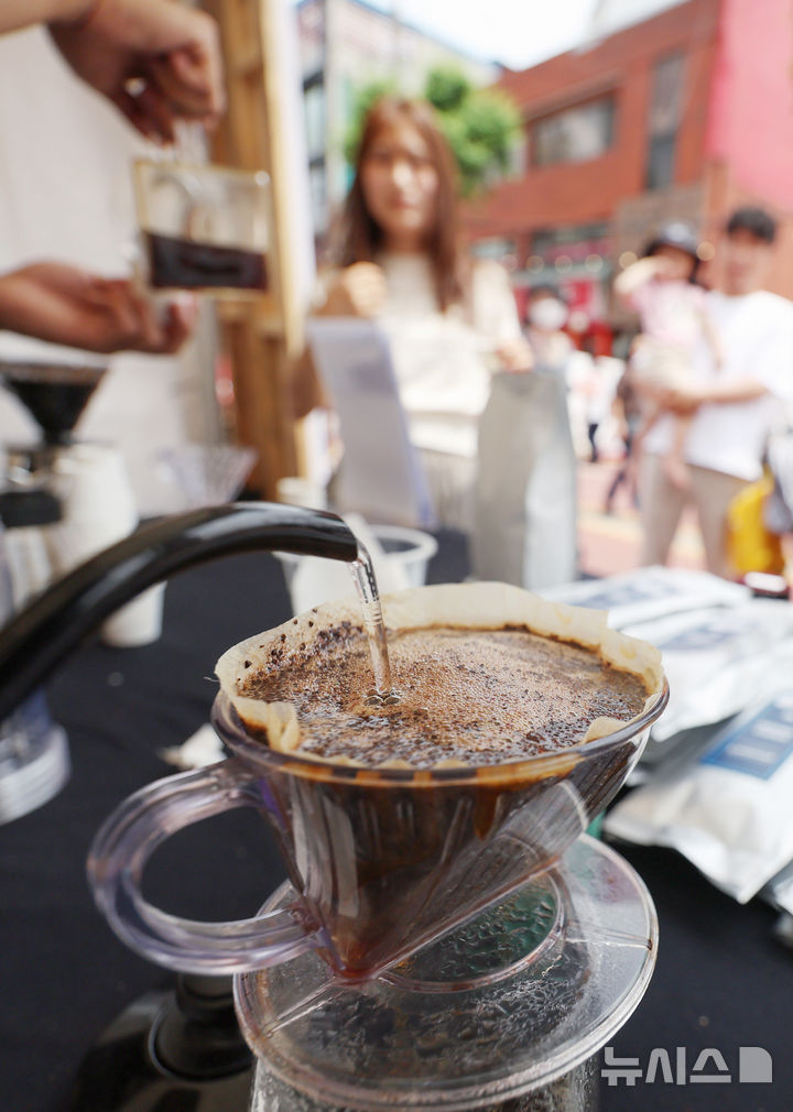 [서울=뉴시스] 김진아 기자 = 8일 서울 노원구 공릉역 일대에서 '제3회 경춘선 공릉숲길 커피축제'가 열리고 있다.&nbsp; '커피 여행'을 주제로 열린 이번 축제에서는 케냐, 과테말라, 엘살바도르 등 세계 20여 개국의 커피를 맛보고 각국의 고유한 커피 문화도 체험해볼 수 있다. 2025.06.08. bluesoda@newsis.com