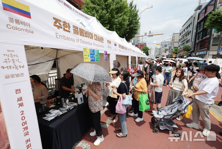 [서울=뉴시스] 김진아 기자 = 8일 서울 노원구 공릉역 일대에서 열린 '제3회 경춘선 공릉숲길 커피축제'가 시민들로 북적이고 있다.&nbsp; '커피 여행'을 주제로 열린 이번 축제에서는 케냐, 과테말라, 엘살바도르 등 세계 20여 개국의 커피를 맛보고 각국의 고유한 커피 문화도 체험해볼 수 있다. 2025.06.08. bluesoda@newsis.com