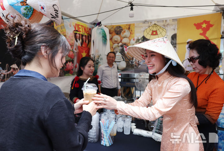 [서울=뉴시스] 김진아 기자 = 8일 서울 노원구 공릉역 일대에서 열린 '제3회 경춘선 공릉숲길 커피축제'에서 시민들이 베트남 커피를 즐기고 있다.&nbsp;&nbsp; '커피 여행'을 주제로 열린 이번 축제에서는 케냐, 과테말라, 엘살바도르 등 세계 20여 개국의 커피를 맛보고 각국의 고유한 커피 문화도 체험해볼 수 있다. 2025.06.08. bluesoda@newsis.com