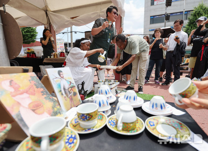 [서울=뉴시스] 김진아 기자 = 8일 서울 노원구 공릉역 일대에서 열린 '제3회 경춘선 공릉숲길 커피축제'에서 에티오피아의 분나 마프라트 시연이 열리고 있다.&nbsp; '커피 여행'을 주제로 열린 이번 축제에서는 케냐, 과테말라, 엘살바도르 등 세계 20여 개국의 커피를 맛보고 각국의 고유한 커피 문화도 체험해볼 수 있다. 2025.06.08. bluesoda@newsis.com