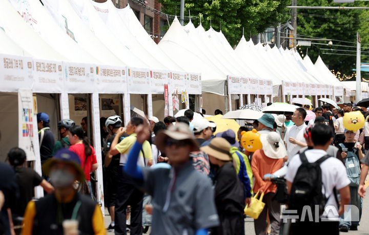 [서울=뉴시스] 김진아 기자 = 8일 서울 노원구 공릉역 일대에서 열린 '제3회 경춘선 공릉숲길 커피축제'가 시민들로 북적이고 있다.&nbsp; '커피 여행'을 주제로 열린 이번 축제에서는 케냐, 과테말라, 엘살바도르 등 세계 20여 개국의 커피를 맛보고 각국의 고유한 커피 문화도 체험해볼 수 있다. 2025.06.08. bluesoda@newsis.com