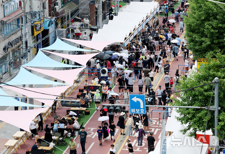 [서울=뉴시스] 김진아 기자 = 8일 서울 노원구 공릉역 일대에서 열린 '제3회 경춘선 공릉숲길 커피축제'가 시민들로 북적이고 있다.&nbsp; '커피 여행'을 주제로 열린 이번 축제에서는 케냐, 과테말라, 엘살바도르 등 세계 20여 개국의 커피를 맛보고 각국의 고유한 커피 문화도 체험해볼 수 있다. 2025.06.08. bluesoda@newsis.com