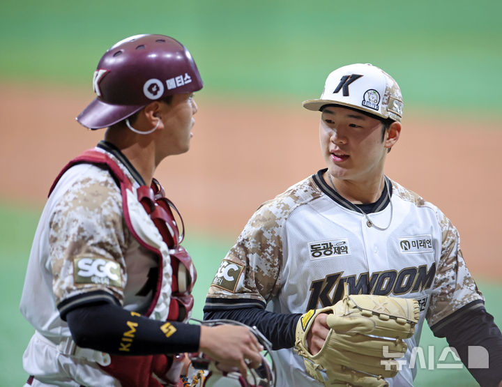 [서울=뉴시스] 김금보 기자 = 8일 서울 구로구 고척스카이돔에서 열린 프로야구 2025 KBO리그 LG 트윈스와 키움 히어로즈의 경기, 1회초 키움 정현우가&nbsp; 투구를 마치고 더그아웃으로 향하며 김건희와 대화하고 있다. 2025.06.08. kgb@newsis.com