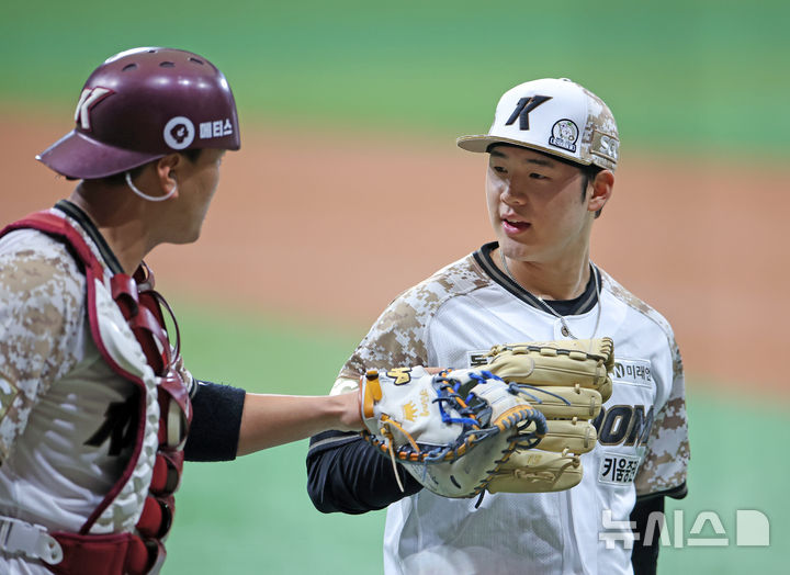[서울=뉴시스] 김금보 기자 = 8일 서울 구로구 고척스카이돔에서 열린 프로야구 2025 KBO리그 LG 트윈스와 키움 히어로즈의 경기, 1회초 키움 정현우가 투구를 마치고 더그아웃으로 향하며 김건희와 대화하고 있다. 2025.06.08. kgb@newsis.com