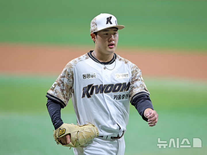[서울=뉴시스] 김금보 기자 = 8일 서울 구로구 고척스카이돔에서 열린 프로야구 2025 KBO리그 LG 트윈스와 키움 히어로즈의 경기, 1회초 키움 정현우가&nbsp; 투구를 마치고 더그아웃으로 향하고 있다. 2025.06.08. kgb@newsis.com