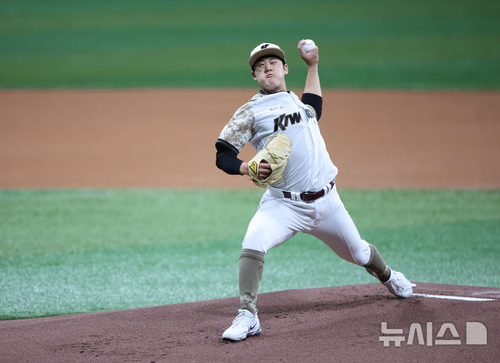 [서울=뉴시스] 김금보 기자 = 8일 서울 구로구 고척스카이돔에서 열린 프로야구 2025 KBO리그 LG 트윈스와 키움 히어로즈의 경기, 1회초 키움 정현우가 역투하고 있다. 2025.06.08. kgb@newsis.com