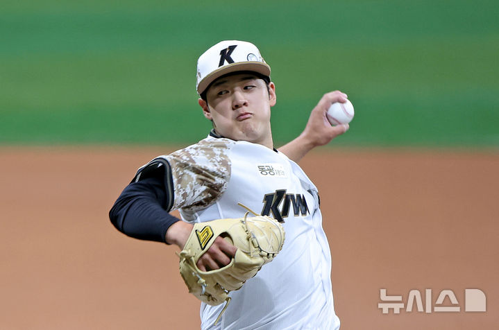 [서울=뉴시스] 김금보 기자 = 8일 서울 구로구 고척스카이돔에서 열린 프로야구 2025 KBO리그 LG 트윈스와 키움 히어로즈의 경기, 1회초 키움 정현우가 역투하고 있다. 2025.06.08. kgb@newsis.com