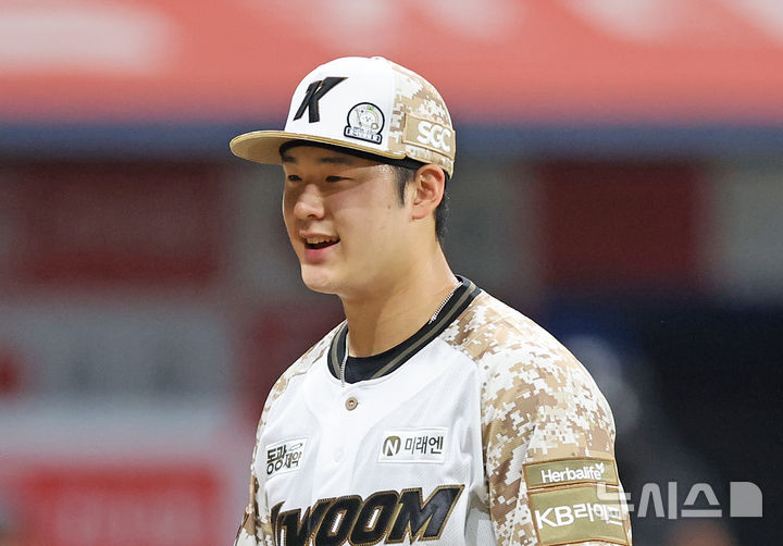 [서울=뉴시스] 김금보 기자 = 8일 서울 구로구 고척스카이돔에서 열린 프로야구 2025 KBO리그 LG 트윈스와 키움 히어로즈의 경기, 5회초 키움 정현우가 투구를 마치고 더그아웃으로 향하고 있다. 2025.06.08. kgb@newsis.com