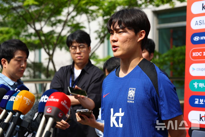 [파주=뉴시스] 황준선 기자 = 대한민국 축구 국가대표팀 오현규가 8일 오후 경기 파주시 국가대표트레이닝센터(NFC)에서 훈련에 앞서 취재진 질문에 답하고 있다.&nbsp;&nbsp; 대한민국 축구 국가대표팀은 오는 10일 서울월드컵경기장에서 쿠웨이트와 2026 국제축구연맹(FIFA) 북중미 월드컵 아시아 지역 3차 예선 B조 최종 10차전을 치른다. 2025.06.08. hwang@newsis.com