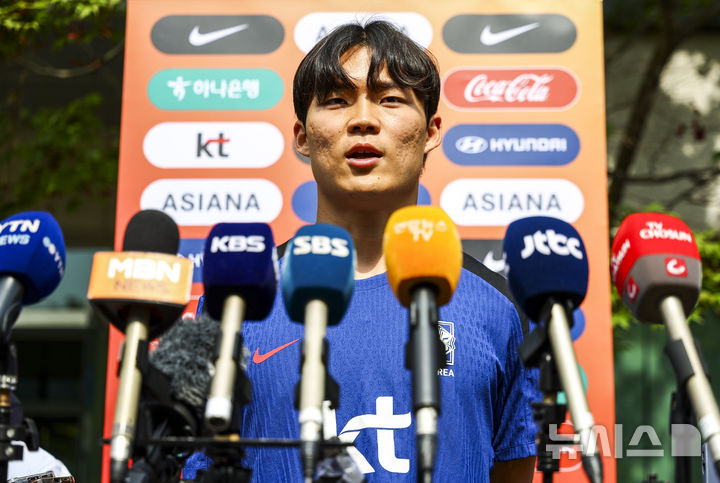 [파주=뉴시스] 황준선 기자 = 대한민국 축구 국가대표팀 오현규가 8일 오후 경기 파주시 국가대표트레이닝센터(NFC)에서 훈련에 앞서 취재진 질문에 답하고 있다.&nbsp;&nbsp; 대한민국 축구 국가대표팀은 오는 10일 서울월드컵경기장에서 쿠웨이트와 2026 국제축구연맹(FIFA) 북중미 월드컵 아시아 지역 3차 예선 B조 최종 10차전을 치른다. 2025.06.08. hwang@newsis.com