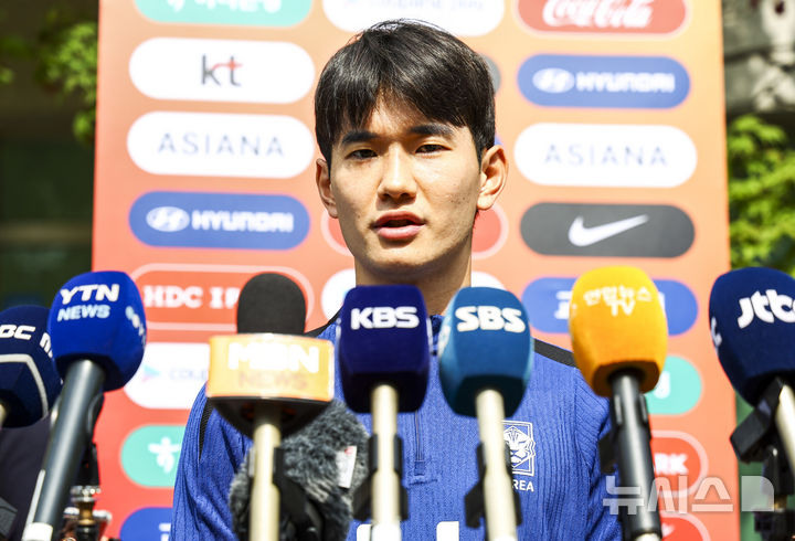 [파주=뉴시스] 황준선 기자 = 대한민국 축구 국가대표팀 김진규가 8일 오후 경기 파주시 국가대표트레이닝센터(NFC)에서 훈련에 앞서 취재진 질문에 답하고 있다.&nbsp;&nbsp; 대한민국 축구 국가대표팀은 오는 10일 서울월드컵경기장에서 쿠웨이트와 2026 국제축구연맹(FIFA) 북중미 월드컵 아시아 지역 3차 예선 B조 최종 10차전을 치른다. 2025.06.08. hwang@newsis.com