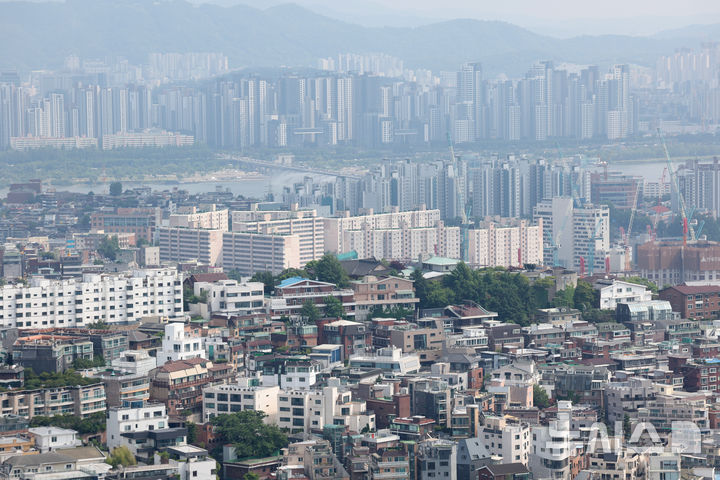 [서울=뉴시스] 김진아 기자 = 사진은 8일 서울 남산에서 바라본 시내 주택단지. 2025.06.08. bluesoda@newsis.com