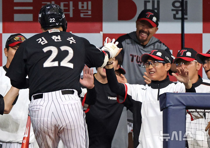 [서울=뉴시스] 김금보 기자 = 8일 서울 구로구 고척스카이돔에서 열린 프로야구 2025 KBO리그 LG 트윈스와 키움 히어로즈의 경기, 7회초 2사 2루 LG 김현수가 2점 홈런을 치고 염경엽 감독의 격려를 받고 있다. 2025.06.08. kgb@newsis.com