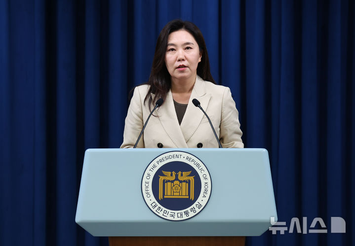 [서울=뉴시스] 최진석 기자 = 강유정 대변인이 8일 서울 용산 대통령실에서 브리핑룸 정비 관련 브리핑을 하고 있다. 2025.06.08. myjs@newsis.com